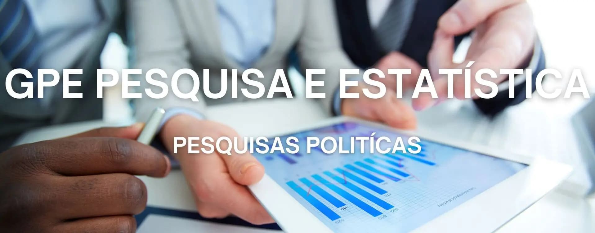 reunião de pessoas fazendo pesquisas